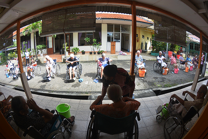 Sejumlah karyawan membasuh kaki 25 orang tua lanjut usia (lansia) atau biasa disebut Oma Opa di halaman Panti Werda Pengayoman, Semarang.