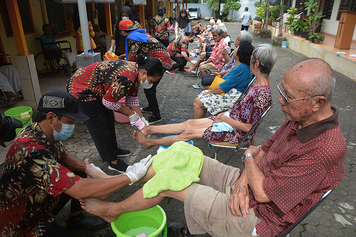 Sejumlah karyawan membasuh kaki 25 orang tua lanjut usia (lansia) atau biasa disebut Oma Opa di halaman Panti Werda Pengayoman, Semarang.