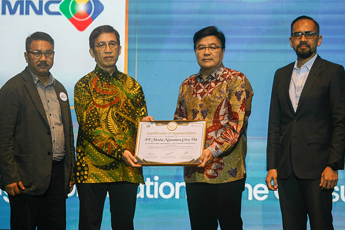 Direktur Utama PT Media Nusantara Citra Tbk Noersing (kedua kanan) saat menerima penghargaan CSA Awards 2022 di Menara 165, Cilandak.