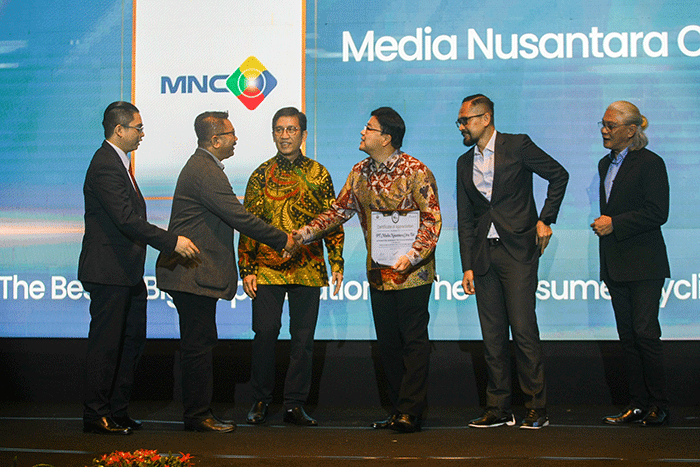 Direktur Utama PT Media Nusantara Citra Tbk Noersing (kedua kanan) saat menerima penghargaan CSA Awards 2022 di Menara 165, Cilandak.