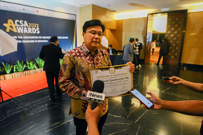 Direktur Utama PT Media Nusantara Citra Tbk Noersing (kedua kanan) saat menerima penghargaan CSA Awards 2022 di Menara 165, Cilandak.