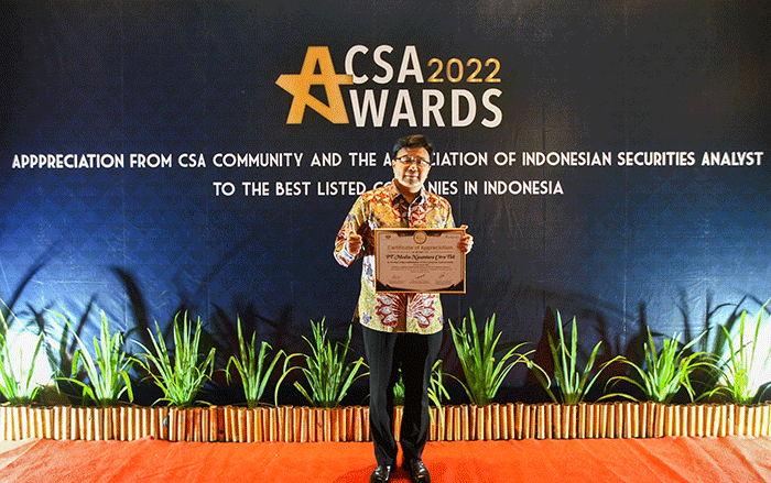 Direktur Utama PT Media Nusantara Citra Tbk Noersing (kedua kanan) saat menerima penghargaan CSA Awards 2022 di Menara 165, Cilandak.