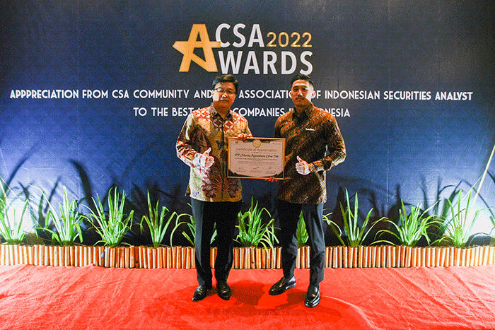 Direktur Utama PT Media Nusantara Citra Tbk Noersing (kedua kanan) saat menerima penghargaan CSA Awards 2022 di Menara 165, Cilandak.