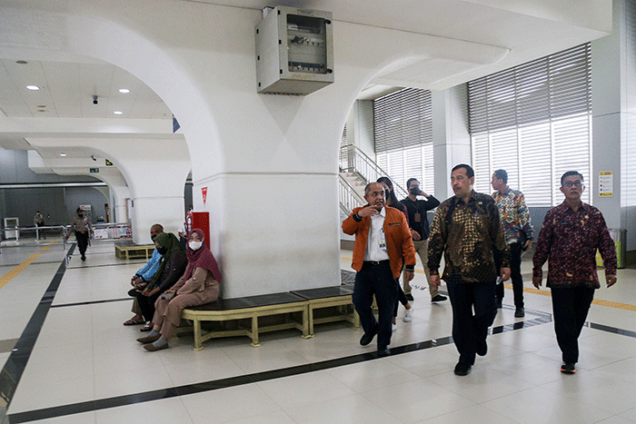 Ketua Ombudsman RI Mokhammad Najih naik LRT dari Stasiun Demang saat melakukan peninjau, Kamis (27/10/2022).