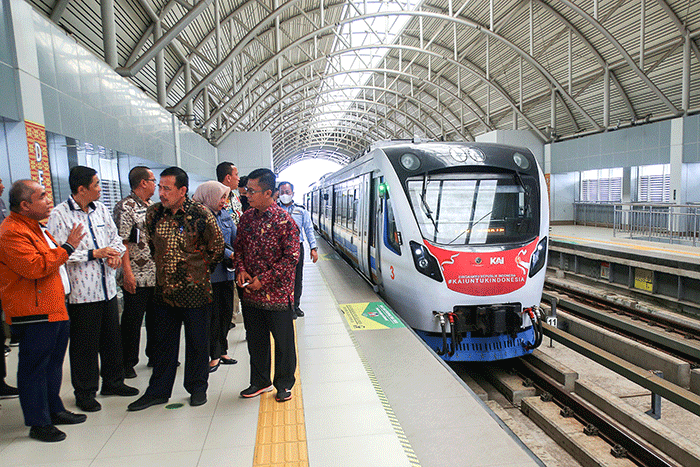 Ketua Ombudsman RI Mokhammad Najih naik LRT dari Stasiun Demang saat melakukan peninjau, Kamis (27/10/2022).