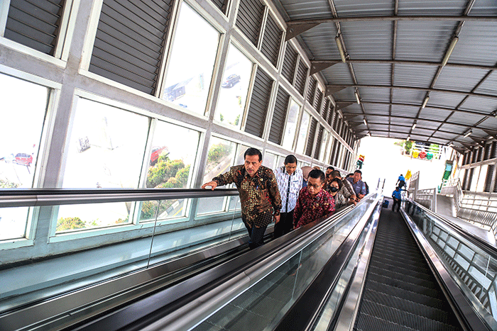 Ketua Ombudsman RI Mokhammad Najih naik LRT dari Stasiun Demang saat melakukan peninjau, Kamis (27/10/2022).
