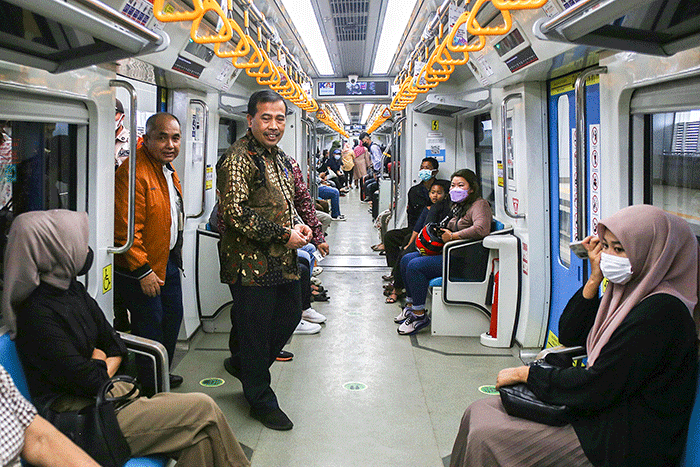 Ketua Ombudsman RI Mokhammad Najih naik LRT dari Stasiun Demang saat melakukan peninjau, Kamis (27/10/2022).