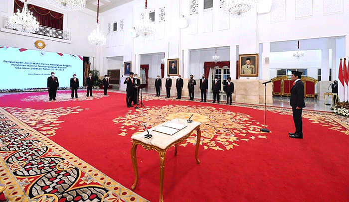 Presiden Joko Widodo menyaksikan pengucapan janji Johanis Tanak sebagai wakil ketua merangkap anggota pimpinan Komisi Pemberantasan Korupsi (KPK).