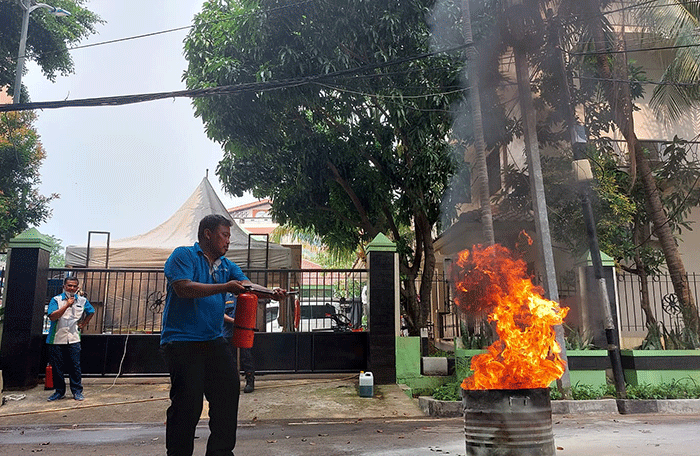 Warga Jakarta yang berdomosili di Kelurahan Mangga Dua Selatan, Sawah Besar, Jakarta Pusat, tengah mengikuti penyuluhan tanggap bencana di Jakarta.