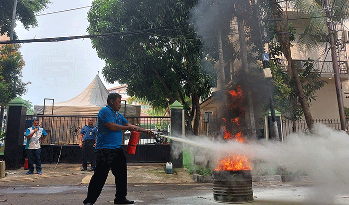 Warga Jakarta yang berdomosili di Kelurahan Mangga Dua Selatan, Sawah Besar, Jakarta Pusat, tengah mengikuti penyuluhan tanggap bencana di Jakarta.