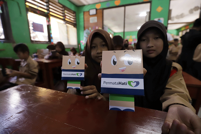 Direktur Risiko PermataBank Setiatno Budiman (kanan) saat acara program CERITA (Cinta dan Edukasi daRI kiTA) di SD Jati Asih XI, Kota Bekasi.