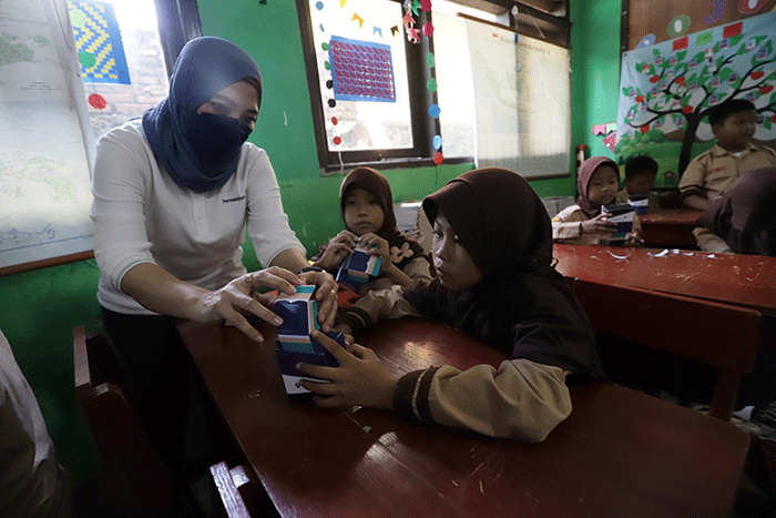 Direktur Risiko PermataBank Setiatno Budiman (kanan) saat acara program CERITA (Cinta dan Edukasi daRI kiTA) di SD Jati Asih XI, Kota Bekasi.