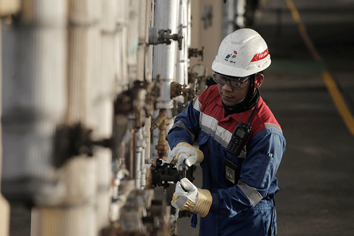 Pekerja PT Kilang Pertamina Internasional (KPI) beraktivitas di kawasan Pertamina Refinery Unit (RU) IV Cilacap, Jawa Tengah, Kamis (27/10/2022).