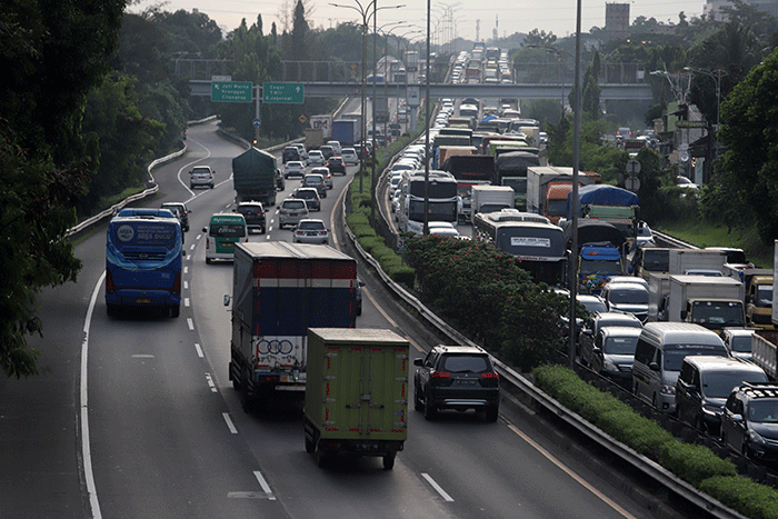 Pengendara melintas di tol jorr kawasan jatiwarna, Kota Bekasi, Jawa Barat, Jumat (28/10/2022).