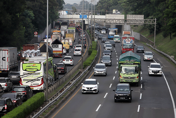 Pengendara melintas di tol jorr kawasan jatiwarna, Kota Bekasi, Jawa Barat, Jumat (28/10/2022).
