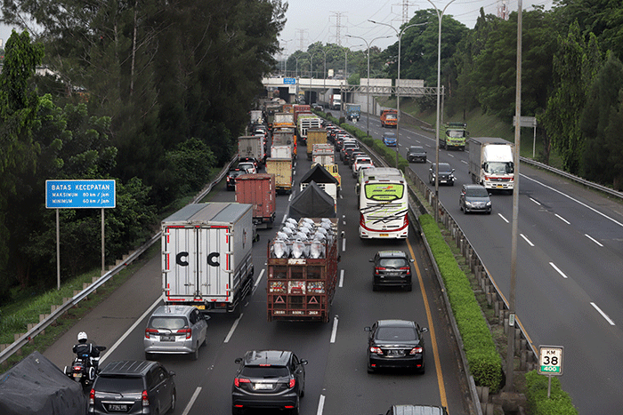 Pengendara melintas di tol jorr kawasan jatiwarna, Kota Bekasi, Jawa Barat, Jumat (28/10/2022).