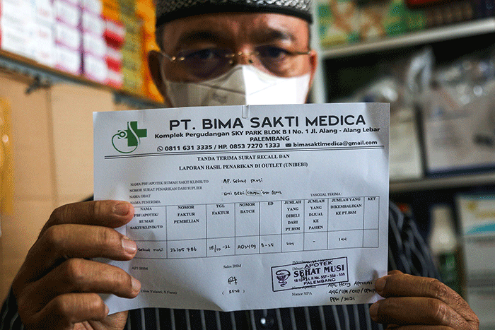 Wakil Wali Kota Palembang Fitrianti Agustinda bersama BBPOM Palembang dan instansi terkait melakukan sidak ke apotek di Gedung Pasar 16 Ilir Palembang.