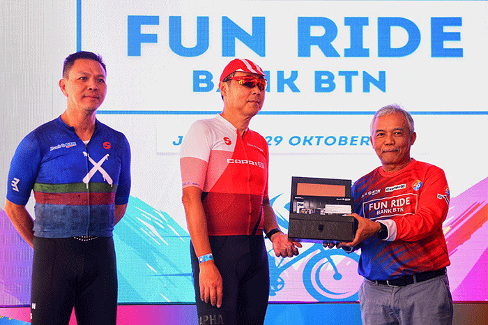 Direktur Distribution & Funding Bank BTN Jasmin (kanan) bersama Kepala Kanwil II Bank BTN Dewi Fitrianingrum melepas peserta Fun Ride Bank BTN.