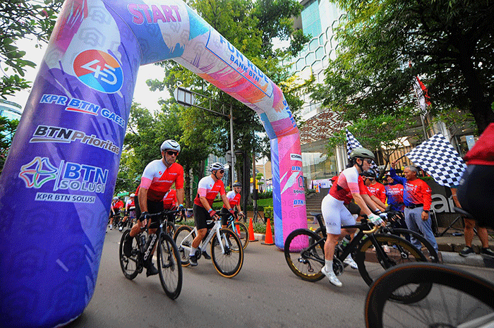 Direktur Distribution & Funding Bank BTN Jasmin (kanan) bersama Kepala Kanwil II Bank BTN Dewi Fitrianingrum melepas peserta Fun Ride Bank BTN.