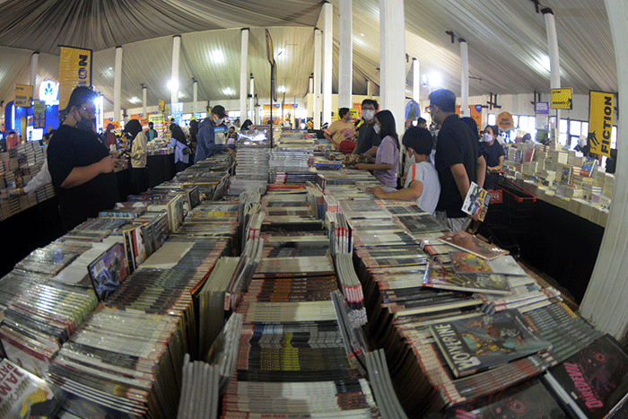 Ratusan pengunjung berburu berbagai buku yang dipamerkan maupun dijual dalam bazar buku Big Bad Wolf Books di Gedung Sumbing, kompleks PRPP Semarang.