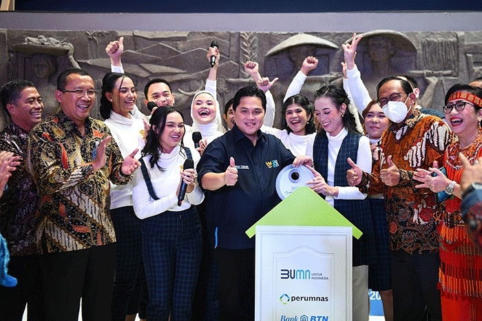 Direktur Utama Bank BTN Haru Koesmahargyo (kiri) memberikan Buku Kajian Perumahan kepada Menteri BUMN Erick Thohir saat peluncuran Festival KPR Hunian Pemuda.