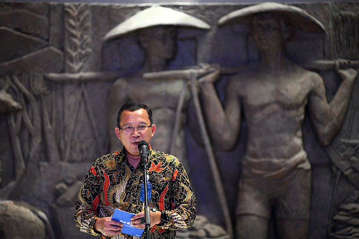 Direktur Utama Bank BTN Haru Koesmahargyo (kiri) memberikan Buku Kajian Perumahan kepada Menteri BUMN Erick Thohir saat peluncuran Festival KPR Hunian Pemuda.