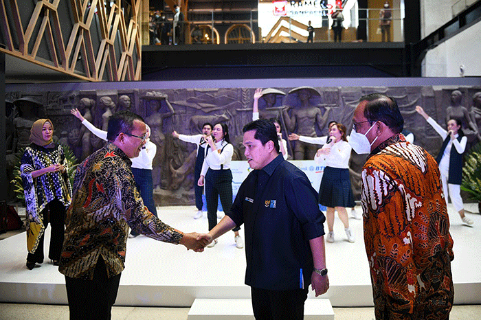 Direktur Utama Bank BTN Haru Koesmahargyo (kiri) memberikan Buku Kajian Perumahan kepada Menteri BUMN Erick Thohir saat peluncuran Festival KPR Hunian Pemuda.