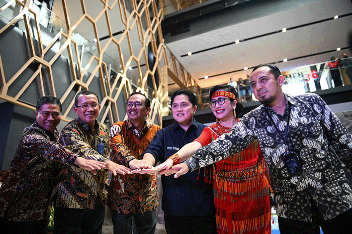Direktur Utama Bank BTN Haru Koesmahargyo (kiri) memberikan Buku Kajian Perumahan kepada Menteri BUMN Erick Thohir saat peluncuran Festival KPR Hunian Pemuda.