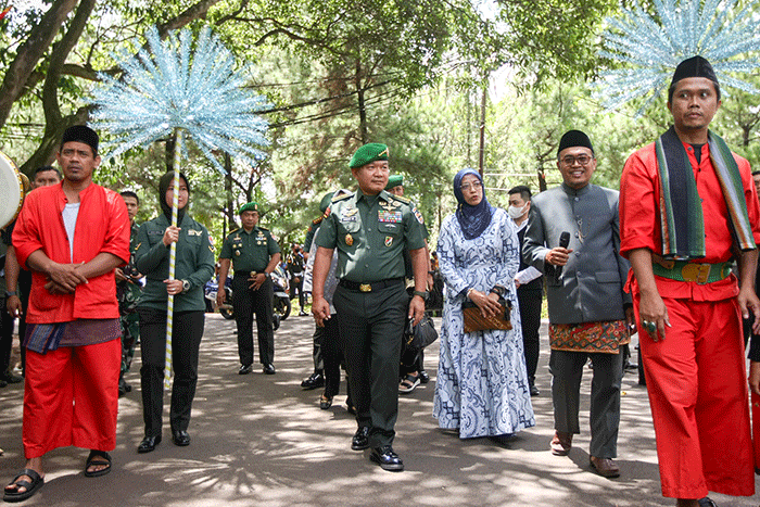 Kepala Staf TNI Angkatan Darat (Kasad) Jenderal TNI Dudung Abdurachman (kedua kanan) didampingi istri saat melihat hasil produk UMKM.