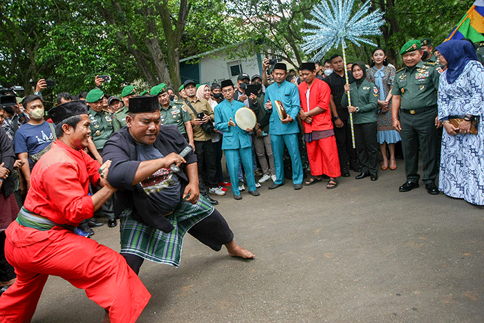 Kepala Staf TNI Angkatan Darat (Kasad) Jenderal TNI Dudung Abdurachman (kedua kanan) didampingi istri saat melihat hasil produk UMKM.