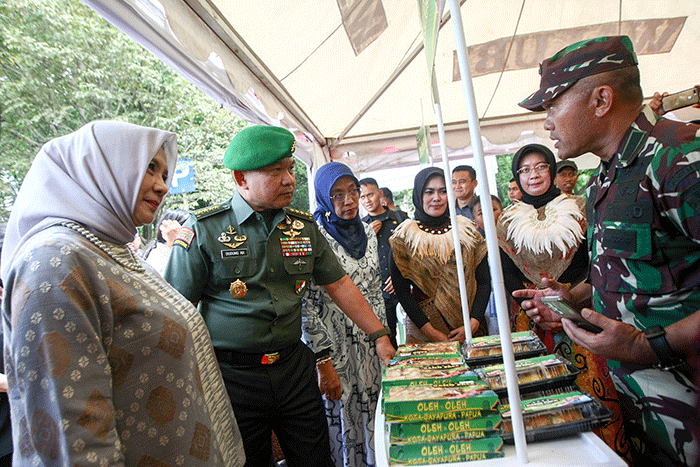 Kepala Staf TNI Angkatan Darat (Kasad) Jenderal TNI Dudung Abdurachman (kedua kanan) didampingi istri saat melihat hasil produk UMKM.