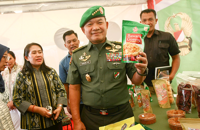 Kepala Staf TNI Angkatan Darat (Kasad) Jenderal TNI Dudung Abdurachman (kedua kanan) didampingi istri saat melihat hasil produk UMKM.