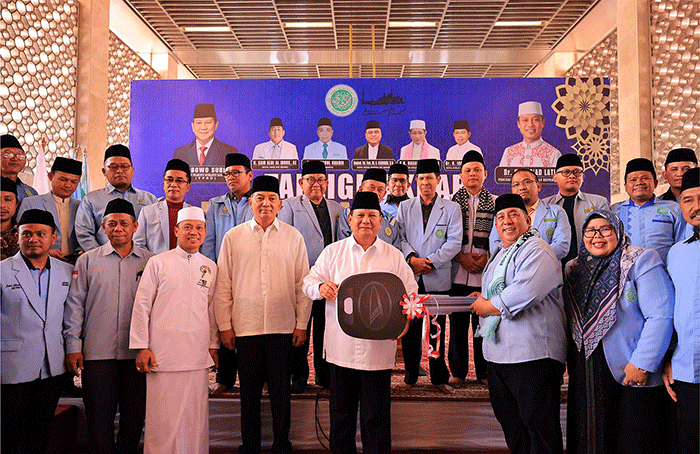 Menteri Pertahanan Prabowo Subianto menyumbangkan 25 mobil operasional untuk Badan Komunikasi Pemuda Remaja Masjid Indonesia (BKPRMI).