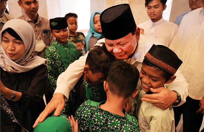 Menteri Pertahanan Prabowo Subianto menyumbangkan 25 mobil operasional untuk Badan Komunikasi Pemuda Remaja Masjid Indonesia (BKPRMI).