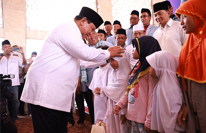 Menteri Pertahanan Prabowo Subianto menyumbangkan 25 mobil operasional untuk Badan Komunikasi Pemuda Remaja Masjid Indonesia (BKPRMI).