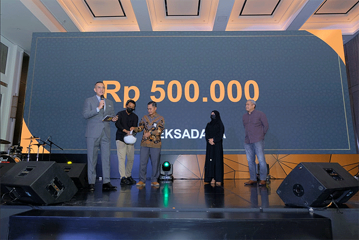 Regional CEO BSI Jakarta 1 Deden Durachman (keempat kanan) saat memberikan Doorprize berupa Reksadana kepada nasabah BSI Prioritas.