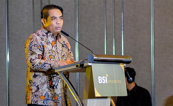Regional CEO BSI Jakarta 1 Deden Durachman (keempat kanan) saat memberikan Doorprize berupa Reksadana kepada nasabah BSI Prioritas.