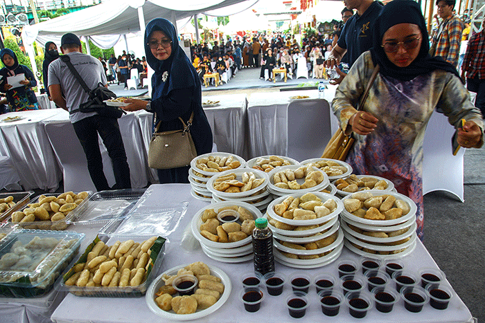 Pelajar yang menjadi peserta lomba makan pempek dos adu cepat dan banyak menghabiskan 10 buah pempek yang disiapan panitia dengan waktu 60 detik.