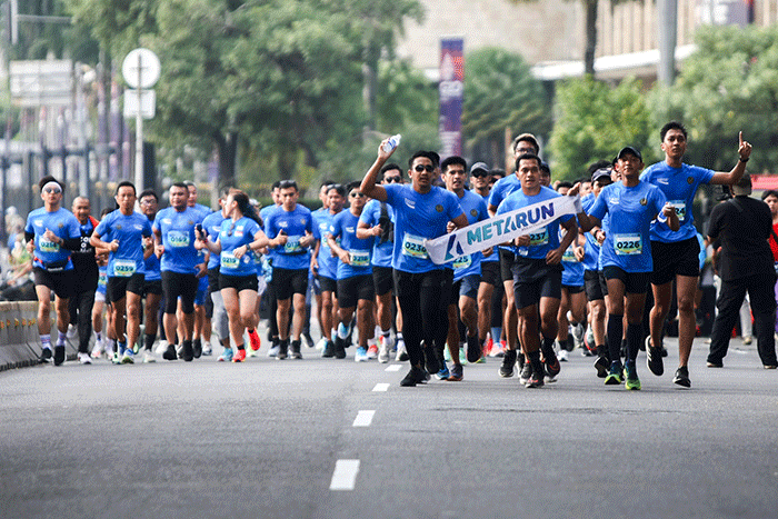 Menteri Pariwisata dan Ekonomi Kreatif Sandiaga Salahuddin Uno (tengah) saat tiba di garis finis dalam acara Fun Run ADWI Bergerak Bersama.