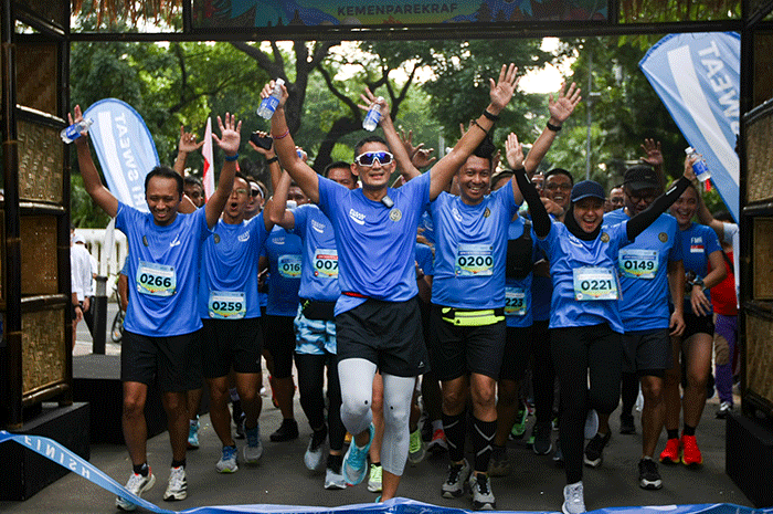 Menteri Pariwisata dan Ekonomi Kreatif Sandiaga Salahuddin Uno (tengah) saat tiba di garis finis dalam acara Fun Run ADWI Bergerak Bersama.