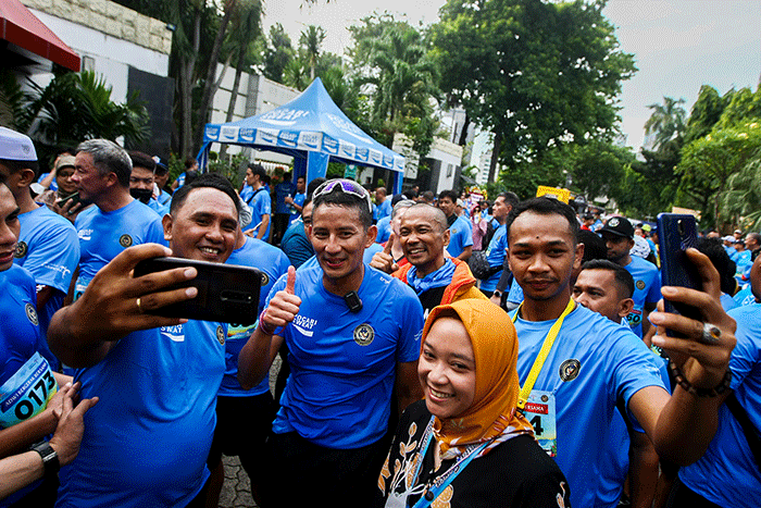 Menteri Pariwisata dan Ekonomi Kreatif Sandiaga Salahuddin Uno (tengah) saat tiba di garis finis dalam acara Fun Run ADWI Bergerak Bersama.