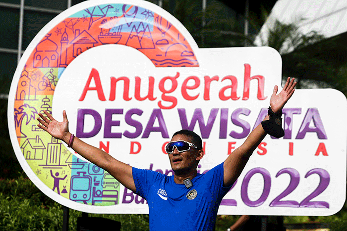 Menteri Pariwisata dan Ekonomi Kreatif Sandiaga Salahuddin Uno (tengah) saat tiba di garis finis dalam acara Fun Run ADWI Bergerak Bersama.