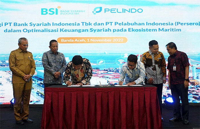 Penandatanganan Perjanjian Kerja Sama BSI dengan Pelindo terkait layanan jasa perbankan melalui sistem host to host di Banda Aceh, Selasa (1/11/2022).