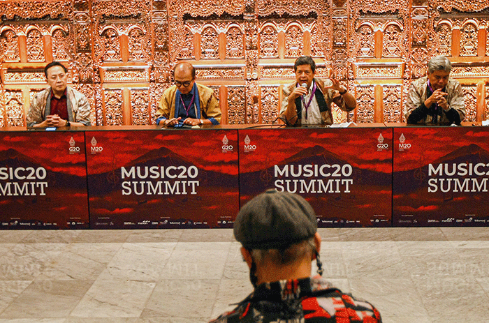 Co-chairs Music 20 (M20) Triawan Munaf, Ketua Panitia M20 Tantowi Yahya, Candra Darusman dan Kadri Mohamad berfoto usai memberikan keterangan pers di TMII.