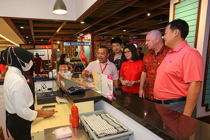 Suasana pembukaan The New Food Court, mengusung konsep pecinan dengan makanan khas Nusantara di Gajah Mada Plaza, Jakarta, Selasa (1/11/2022).