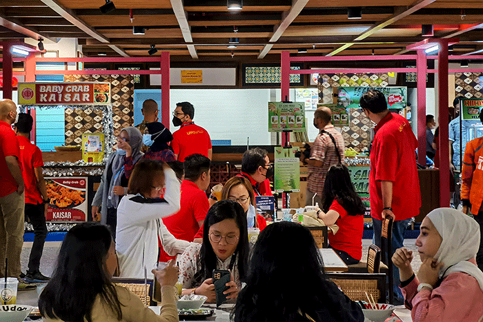 Suasana pembukaan The New Food Court, mengusung konsep pecinan dengan makanan khas Nusantara di Gajah Mada Plaza, Jakarta, Selasa (1/11/2022).