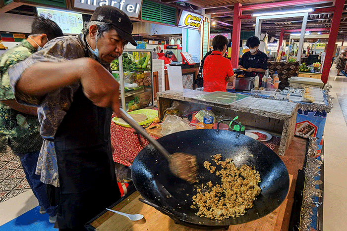 Suasana pembukaan The New Food Court, mengusung konsep pecinan dengan makanan khas Nusantara di Gajah Mada Plaza, Jakarta, Selasa (1/11/2022).