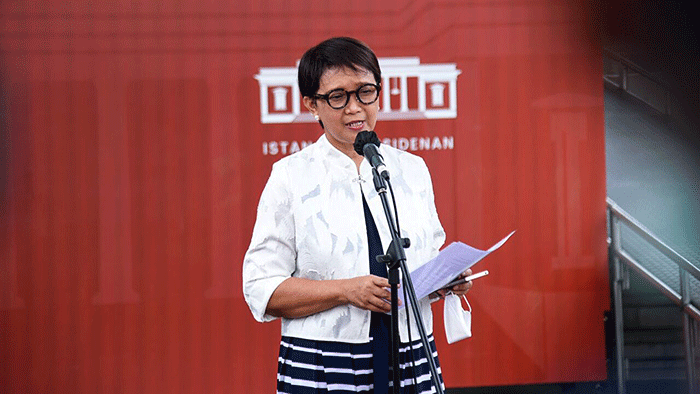 Presiden Joko Widodo menerima laporan dari Menteri Luar Negeri Retno Marsudi terkait persiapan penyelenggaraan Konferensi Tingkat Tinggi (KTT) G20.