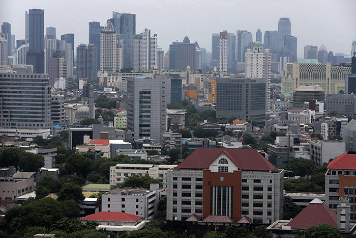 Karyawan melihat gedung bertingkat di kawasan Jakarta Pusat, Selasa (1/11/2022).