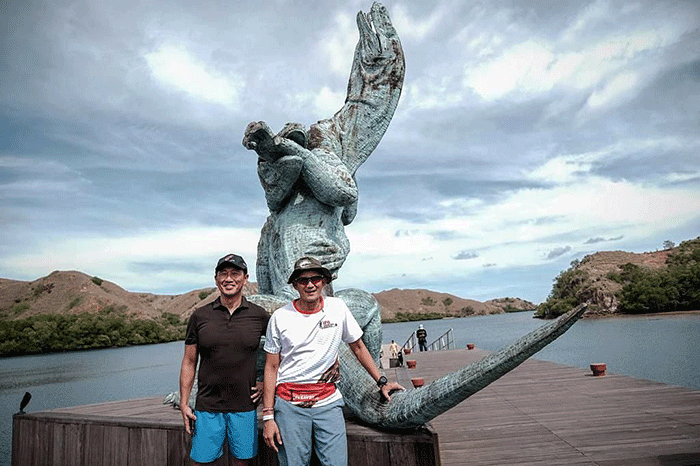 Menparekraf Sandiaga Salahuddin Uno bersama dengan Menteri Kesehatan Singapura Ong Ye Kung berwisata ke beberapa destinasi wisata di NTT.
